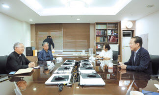 권영세(오른쪽) 통일부 장관이 지난 21일 광진구주교회의관에서 한국천주교회 광주대교구장 김희중 대주교를 예방하고 있다. [연합]