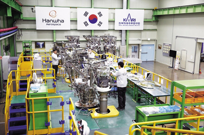 한화에어로스페이스 창원사업장 한국형발사체(KSLV) 엔진조립장에서 작업자들이 엔진을 조립하는 모습. [한화에어로스페이스 제공]