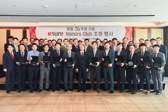 이인호(앞줄 가운데) 한국무역보험공사 사장이 21일 서울 중구 웨스턴호텔에서 진행된 ‘무역보험 동반성장 회원사 선정식 및 간담회’에서 참석자들과 기념촬영을 하고 있다.[한국무역보험공사 제공]