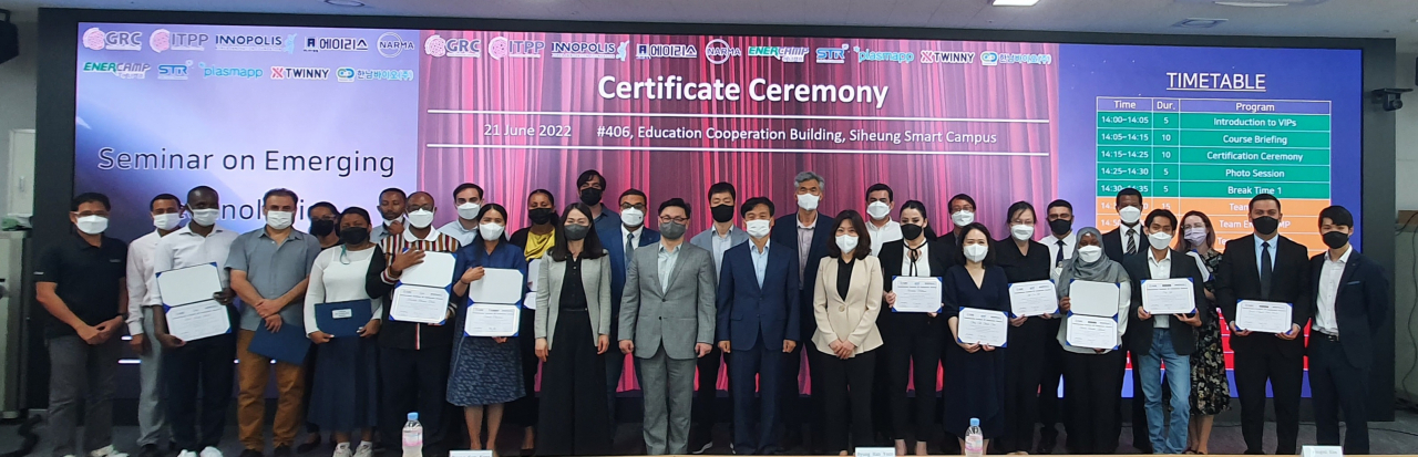 강병삼(첫줄 왼쪽 여덟번째) 특구진흥재단 이사장이 서울대 유학생 및 관계자들과 글로벌 산학연계 정규강좌 수료 후 기념촬영을 하고 있다.[연구개발특구진흥재단 제공]