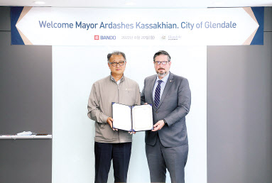 반도건설 박현일(왼쪽) 총괄사장과 미국 캘리포니아주 글렌데일시 알다시스 카사키안(Ardashes Kassakhian) 시장이 지난 10일 글렌데일시 개발사업 협력의향서(MOI)를 체결한 뒤 기념촬영을 하고 있다. [반도건설 제공]