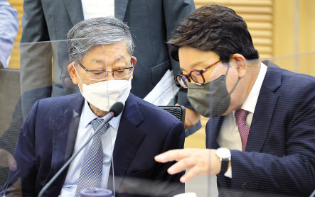 김황식 전 국무총리와 권성동 국민의힘 원내대표가 22일 국회에서 열린 ‘내일을 바꾸는 미래전략 2024, 김황식 전 국무총리에게 듣는다!’에서 대화하고 있다. 이상섭 기자