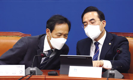 더불어민주당 우상호 비상대책위원장(왼쪽)과 박홍근 원내대표가 22일 국회에서 열린 비상대책위원회 회의에서 대화하고 있다. 이상섭 기자