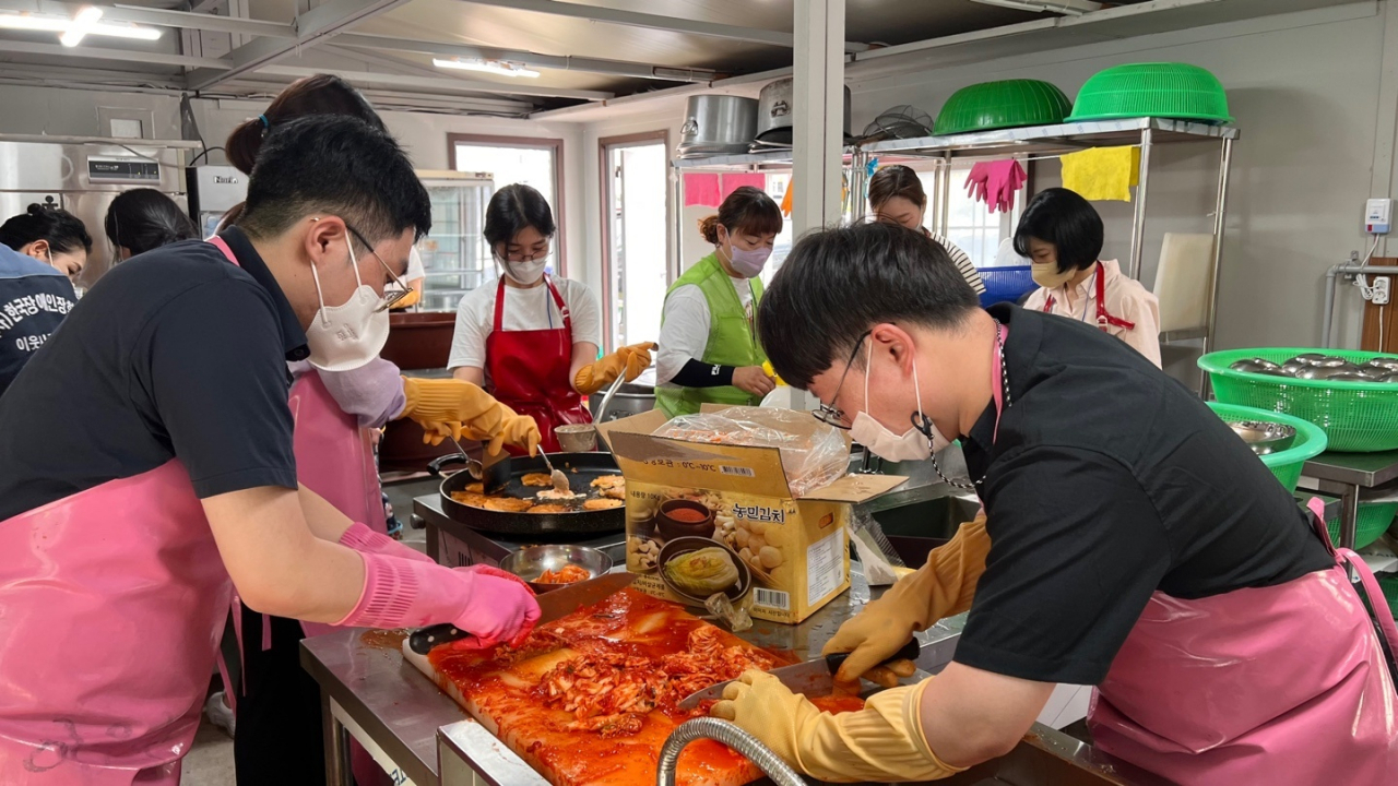 노사발전재단 임직원들이 22일 남양주 이웃사랑눔회 무료급식소에서 봉사활동을 하고 있다. [노사발전재단 제공]