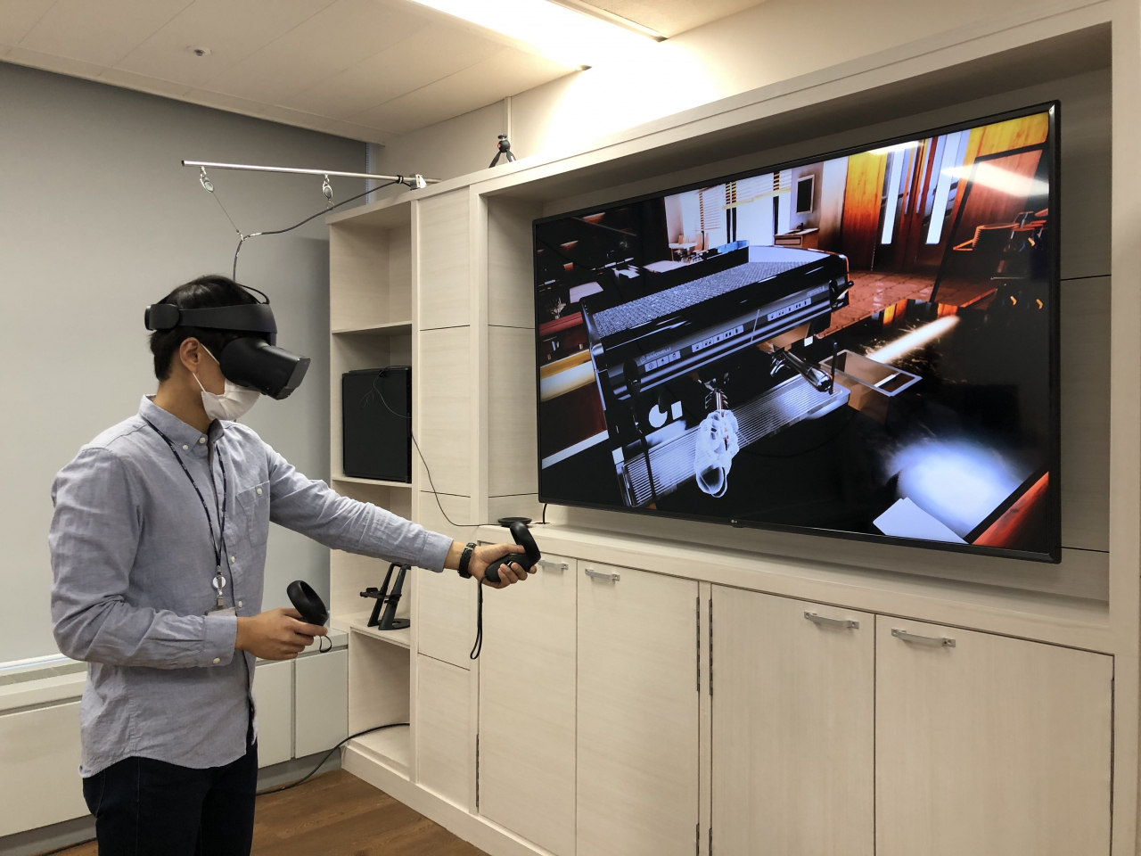 ETRI 연구진이 바리스타 가상 직업훈련을 위한 VR 기술 시연을 하고 있는 모습.[ETRI 제공]