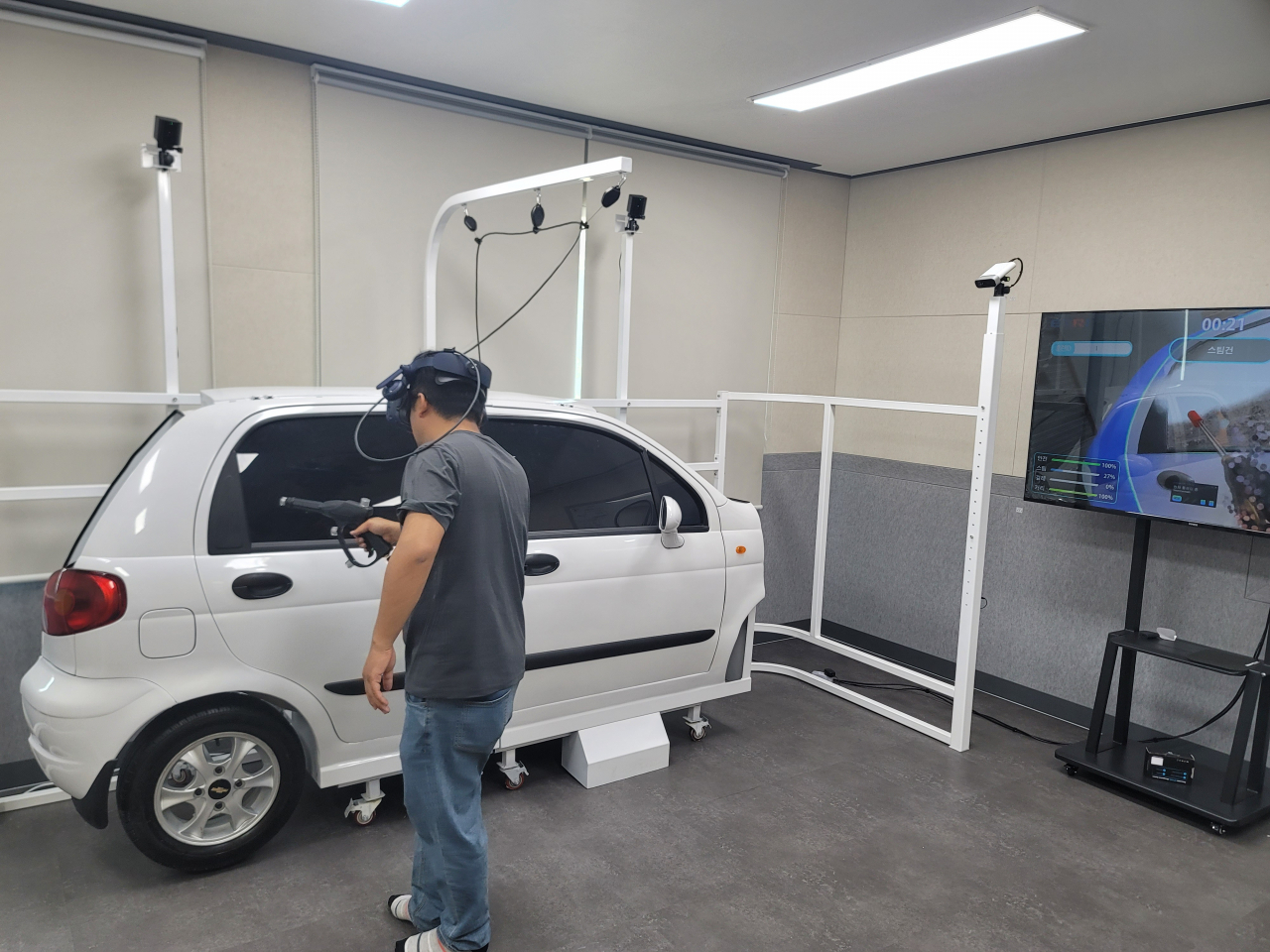 광양장애인복지관에서 훈련생이 VR 스팀세차 직업훈련을 진행하고 있는 모습.[ETRI 제공]