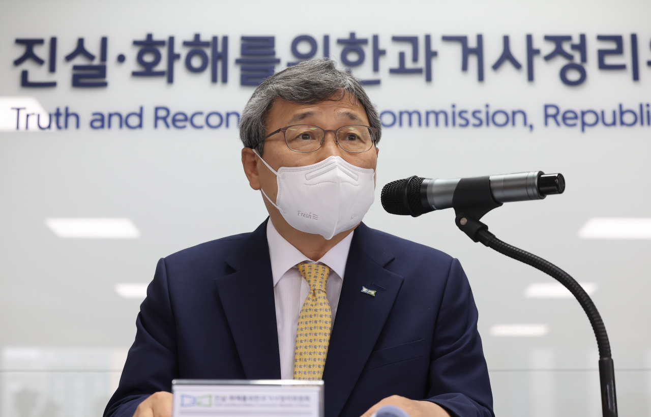 22일 오전 서울 중구 진실·화해를위한과거사정리위원회(진실화해위)에서 열린 조사 개시 1주년 기자간담회에서 정근식 진실화해위원장이 발언하고 있다. [연합]