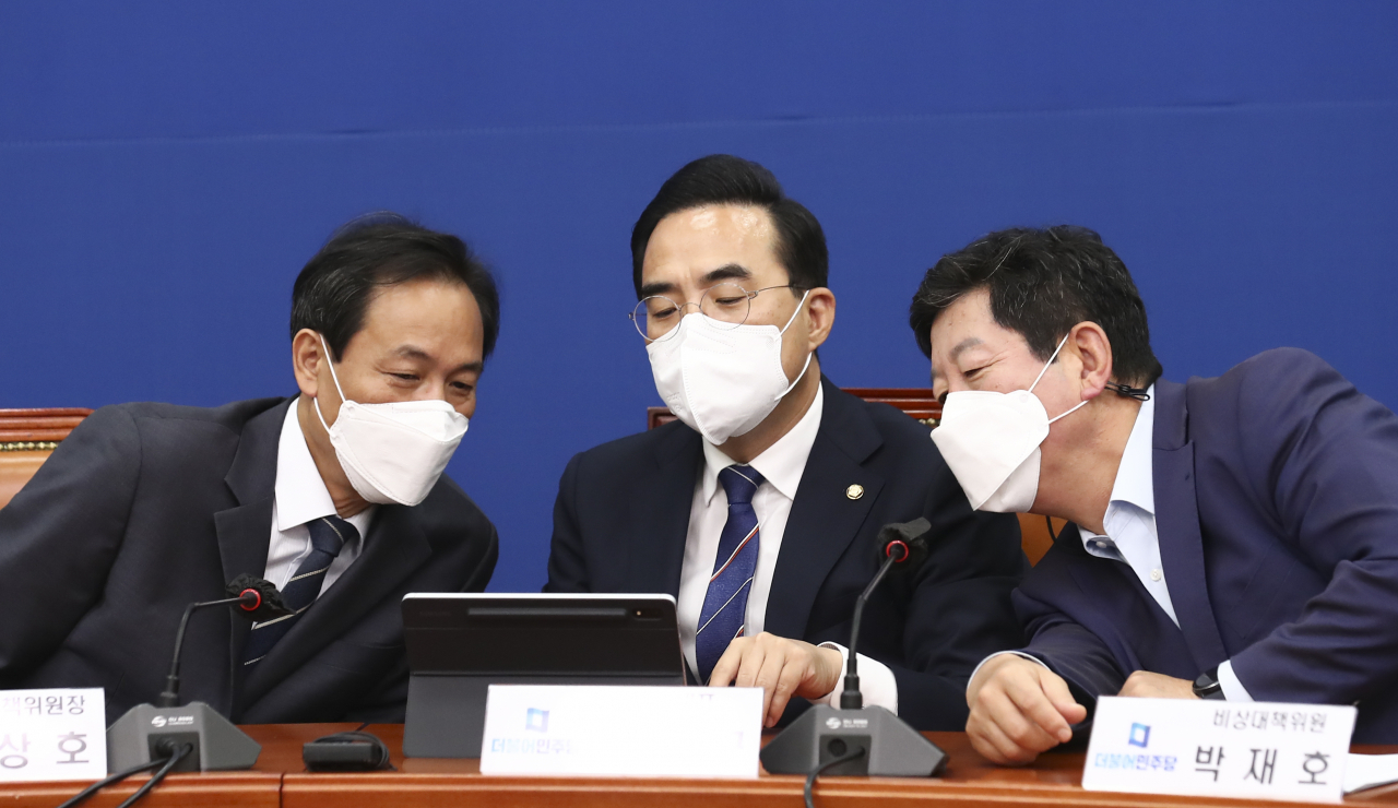 더불어민주당 우상호 비상대책위원장(왼쪽부터)과 박홍근 원내대표, 박재호 비상대책위원이 22일 오전 서울 여의도 국회에서 열린 비상대책위원회 회의에서 대화하고 있다. [연합]