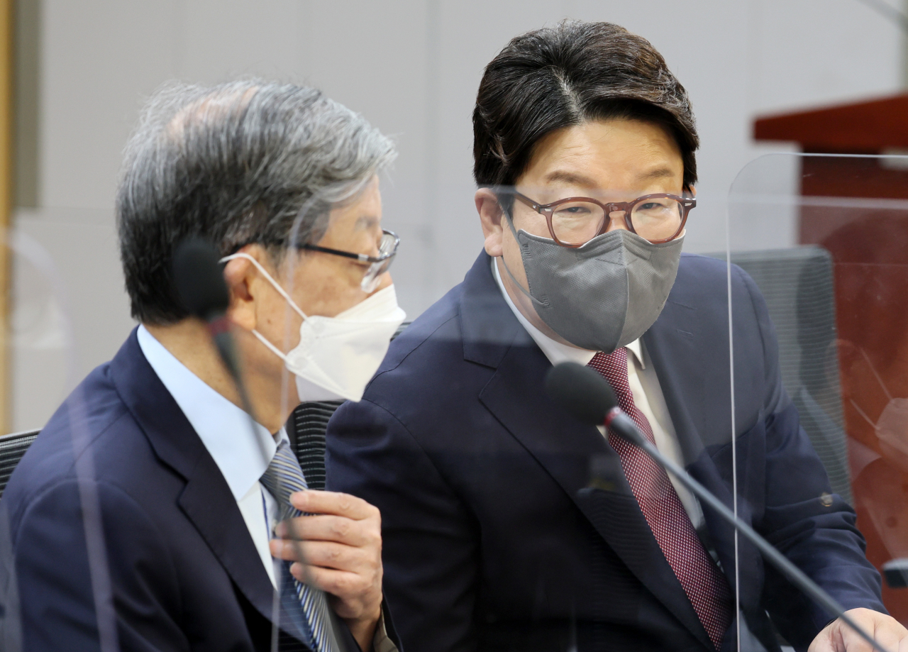 김황식 전 국무총리와 국민의힘 권성동 원내대표가 22일 오전 국회 의원회관에서 열린 국민의힘 국회의원 1호 공부 모임 '내일을 바꾸는 미래전략 2024, 김황식 전 국무총리에게 듣는다! 시대의 과제, 사회통합과 정치 선진화'에서 대화하고 있다. [연합]