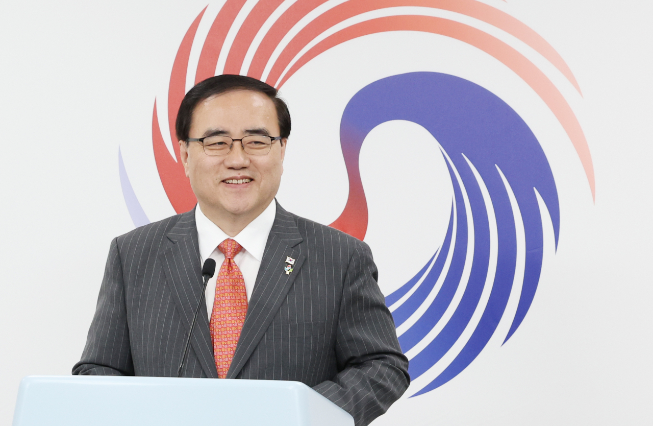 김성한 국가안보실장이 22일 오후 서울 용산 대통령실 청사에서 윤석열 대통령의 북대서양조약기구(NATO) 정상회의 참석 관련 브리핑에 앞서 기자들과 인사하고 있다. [연합]