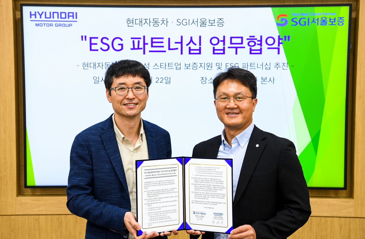 현대차 오픈이노베이션투자실장 황윤성 상무(왼쪽)와 SGI 서울보증 전략기획본부장 온민우 상무가 기념사진을 촬영하고 있다. [현대차 제공]