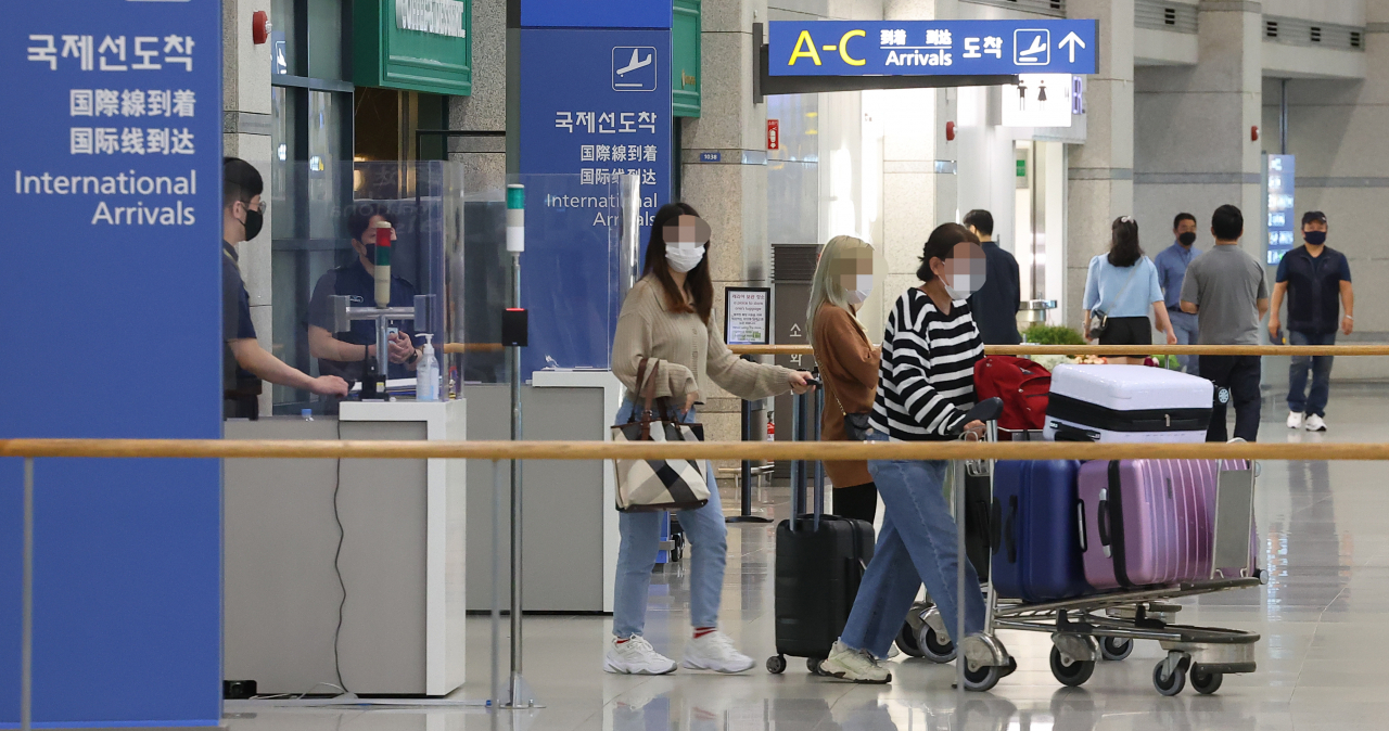 국내에서 처음으로 원숭이두창 감염 의심자가 발생한 가운데 22일 오후 인천국제공항 제1여객터미널 입국장 모습. 전날 원숭이두창 의심 환자 2명에 대해 실시된 검사 결과 독일에서 입국한 A씨가 양성 판정을 받았다. [연합]