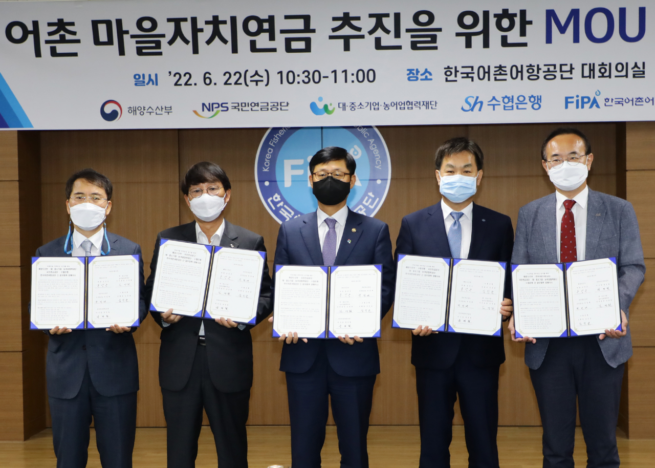 Sh수협은행은 22일 서울시 금천구 가산동 한국어촌어항공단 본사에서 해양수산부와 국민연금공단, 대‧중소기업‧농어업협력재단, 한국어촌어항공단 등 4개 공공기관과 ‘어촌마을 자치연금 추진을 위한 업무협약(MOU)’을 체결했다. 사진 왼쪽부터 김영환 대‧중소기업‧농어업협력재단 사무총장, 박정배 국민연금공단 이사장 직무대행, 송상근 해양수산부 차관, 김진균 수협은행장, 박경철 한국어촌어항공단 이사장.[Sh수협은행 제공]