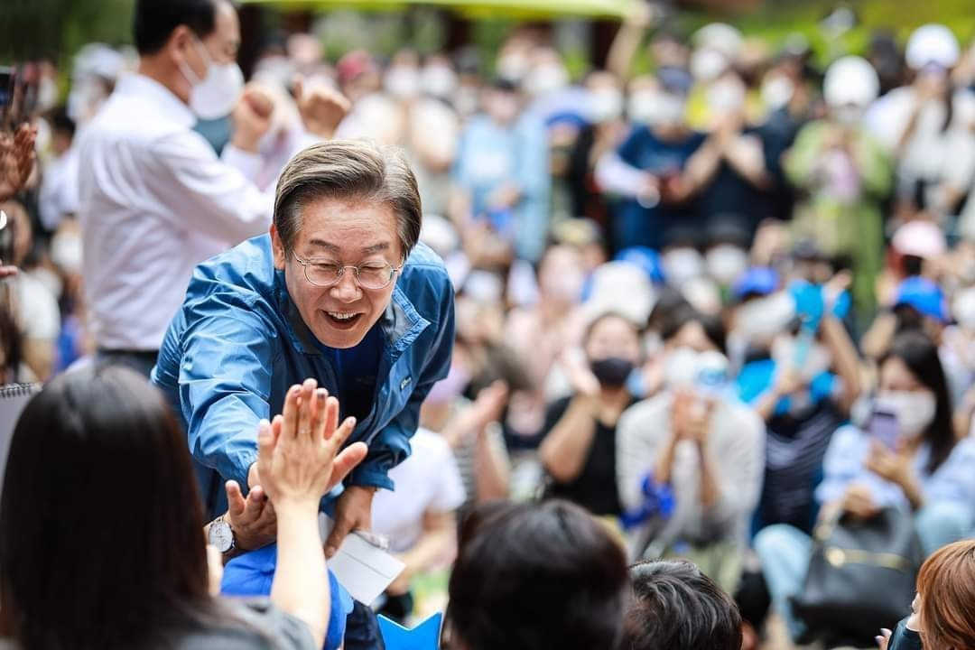 더불어민주당 이재명 상임고문이 지난 18일 인천시 계양구 계양산 야외공연장에서 열린 '이재명과 위로걸음' 행사에서 지지자들에게 인사하고 있다. [연합]