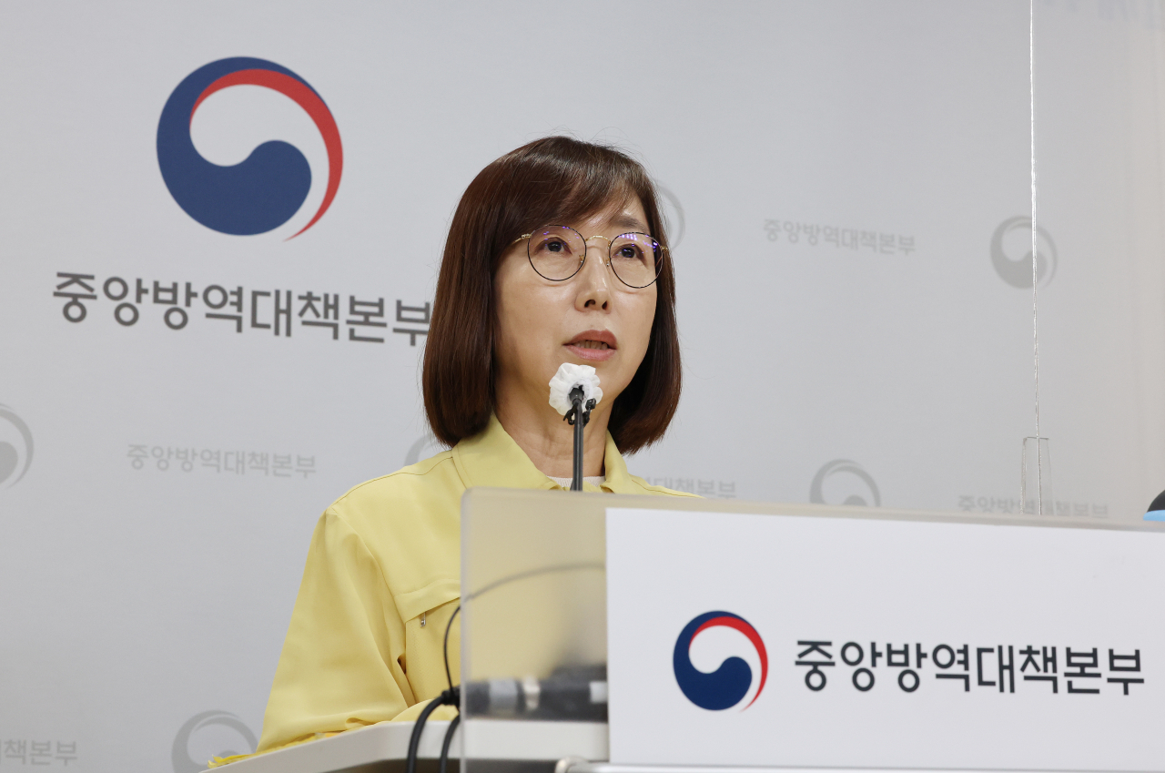 백경란 질병관리청장이 22일 오후 충북 청주시 질병관리청에서 ‘원숭이두창’ 국내 의사환자 발생 상황과 검사 결과, 대응 조치 등을 설명하고 있다. [연합]