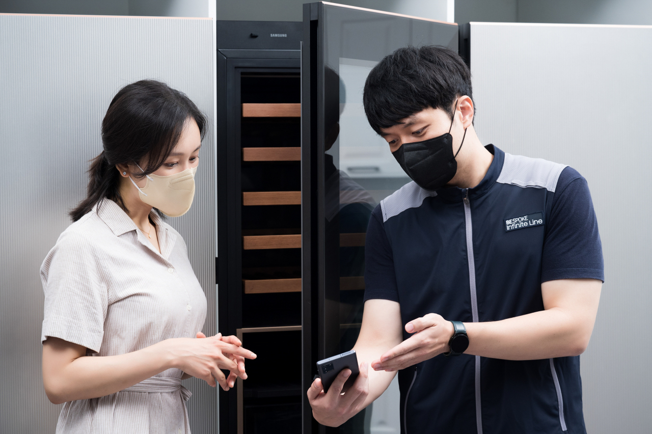 인피니트 전담팀이 홈 사물인터넷(IoT)에 익숙하지 않은 고객들을 위해 '스마트싱스 홈 라이프'를 설명하는 모습.[삼성전자 제공]