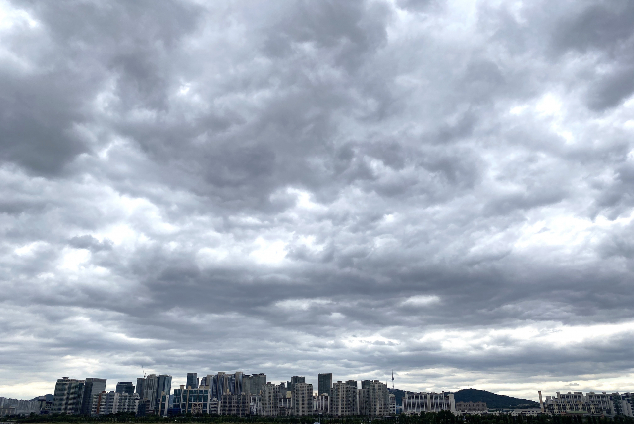 [사진=남산서울타워와 주변 일대가 먹구름으로 가득하다. 연합]