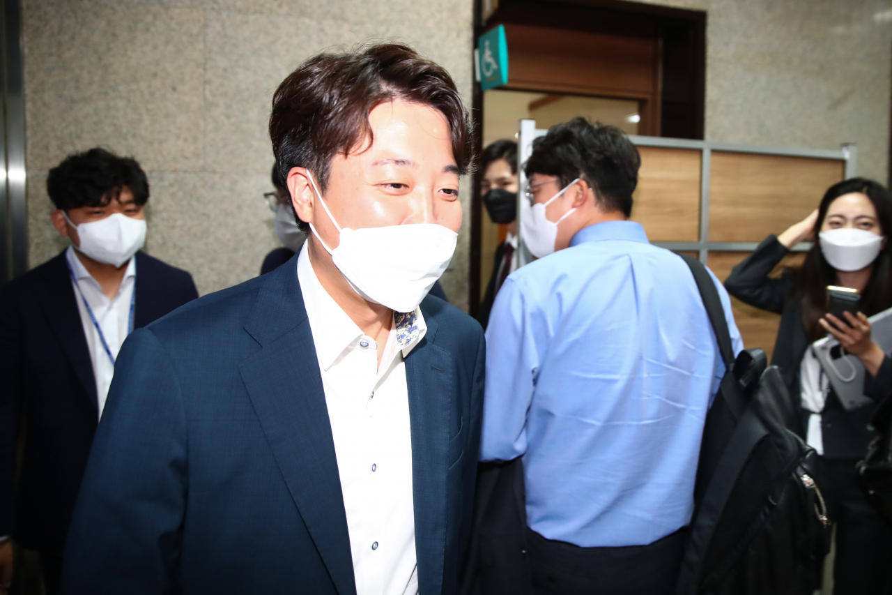 [사진=윤리위원회 징계 심의를 앞둔 국민의힘 이준석 대표가 22일 오후 저녁 식사를 마치고 국회 당대표실로 향하고 있다.][연합]