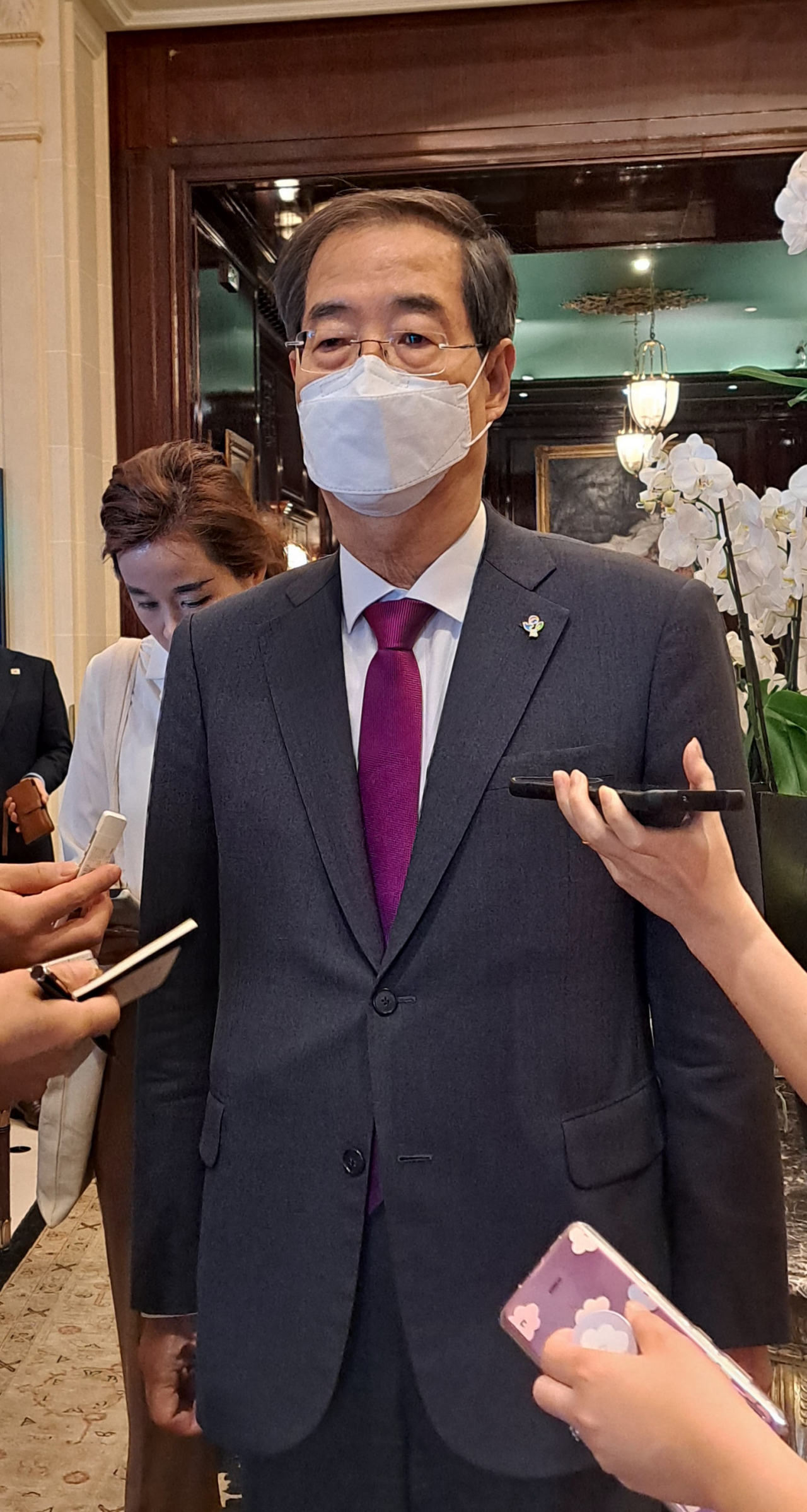 한덕수 국무총리가 22일(현지시간) 프랑스 파리 인터콘티넨탈 호텔에서 현지 일정을 마치고 공항으로 출발하기 전에 동행 기자단을 만나 부산엑스포박람회 유치를 위한 파리 방문 결과와 소회를 밝히고 있다.[국무총리실 제공]