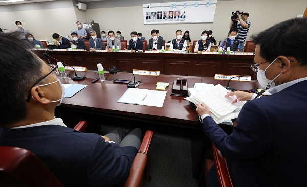 21일 세종시 정부세종청사 최저임금위원회 회의실에서 제5차 전원회의가 열리고 있다. [연합]