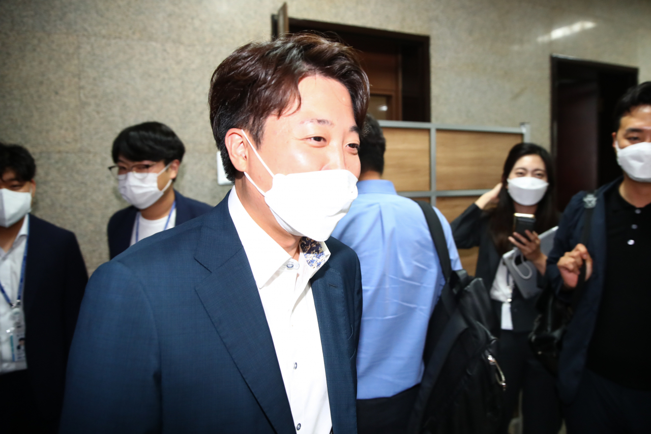 윤리위원회 징계 심의를 앞둔 국민의힘 이준석 대표가 22일 오후 저녁 식사를 마치고 국회 당대표실로 향하고 있다. [연합]