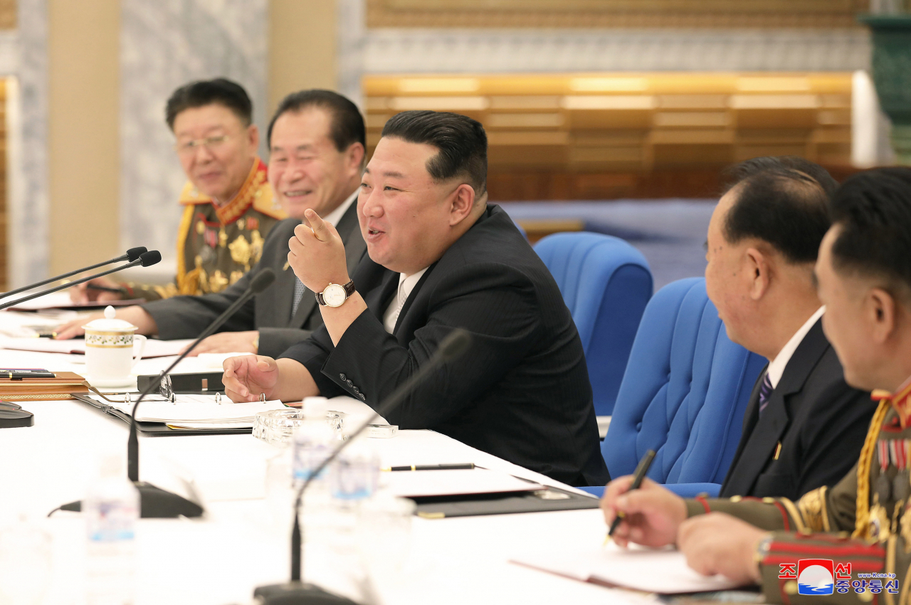 김정은 북한 국무위원장이 당 중앙군사위원회 확대회의를 주재하고 당의 군사노선과 주요 국방정책 관철 방안을 논의했다. [연합]