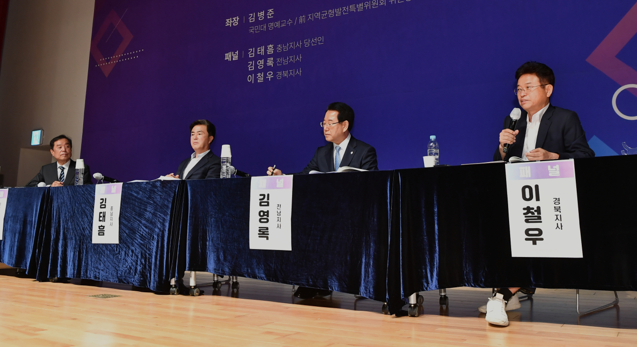 이철우(오른쪽) 경북지사가 22일 전남 여수에서 열린 시·도지사 라운드 테이블에서 발언을 하고 있다.[경북도 제공]
