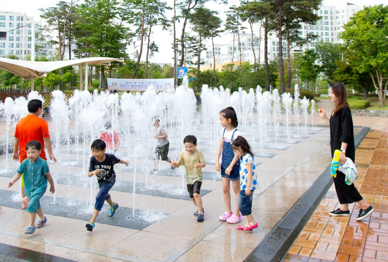 강서구 바닥분수에서 아이들이 뛰어놀고 있는 모습. [강서구 제공]