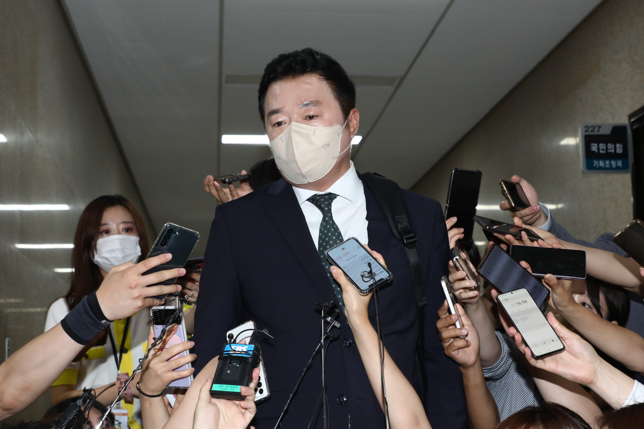 김철근 국민의힘 당대표 정무실장이 지난 22일 참고인 조사를 위해 국회에서 열린 당 중앙윤리위원회 회의장으로 입장하며 취재진의 질문에 답하고 있다. [연합]