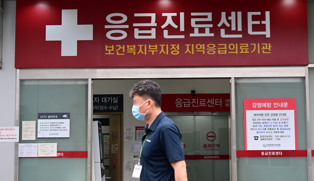 지난 21일 바이러스성 질환인 원숭이두창 감염 의심자가 인천공항을 통해 국내로 유입됐다. 22일 오전 의심환자들이 인천의료원 격리병상에서 치료 받고 있는 가운데 인천의료원 관계자들이 분주하게 이동하고 있다. 인천=박해묵 기자