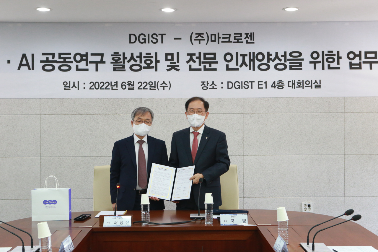 서정선(왼쪽) 마크로젠 회장과 국양 DGIST 총장이 업무협약서를 들어보이고 있다.[DGIST 제공]