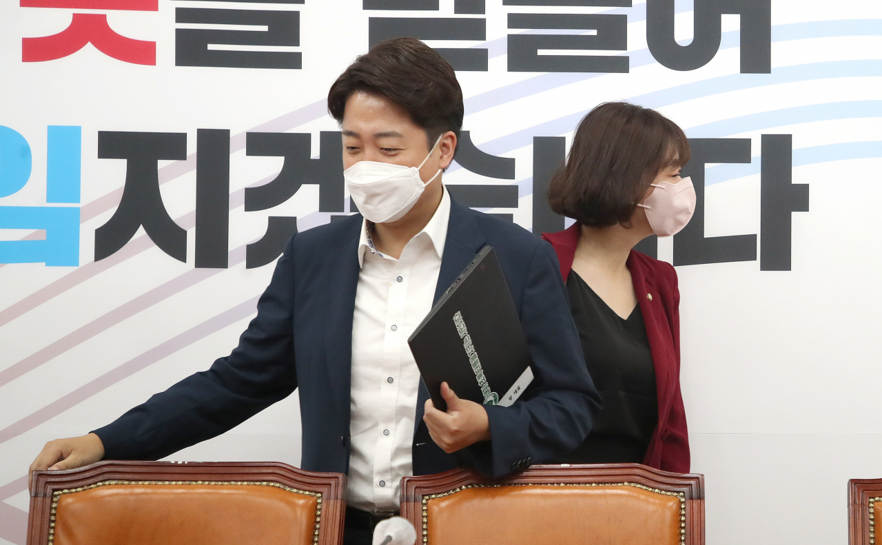 이준석 국민의힘 대표와 배현진 최고위원이 지난 6월 23일 오전 국회에서 열린 최고위원회의에 참석하며 인사를 나눈 뒤 자리로 향하고 있다. [연합]