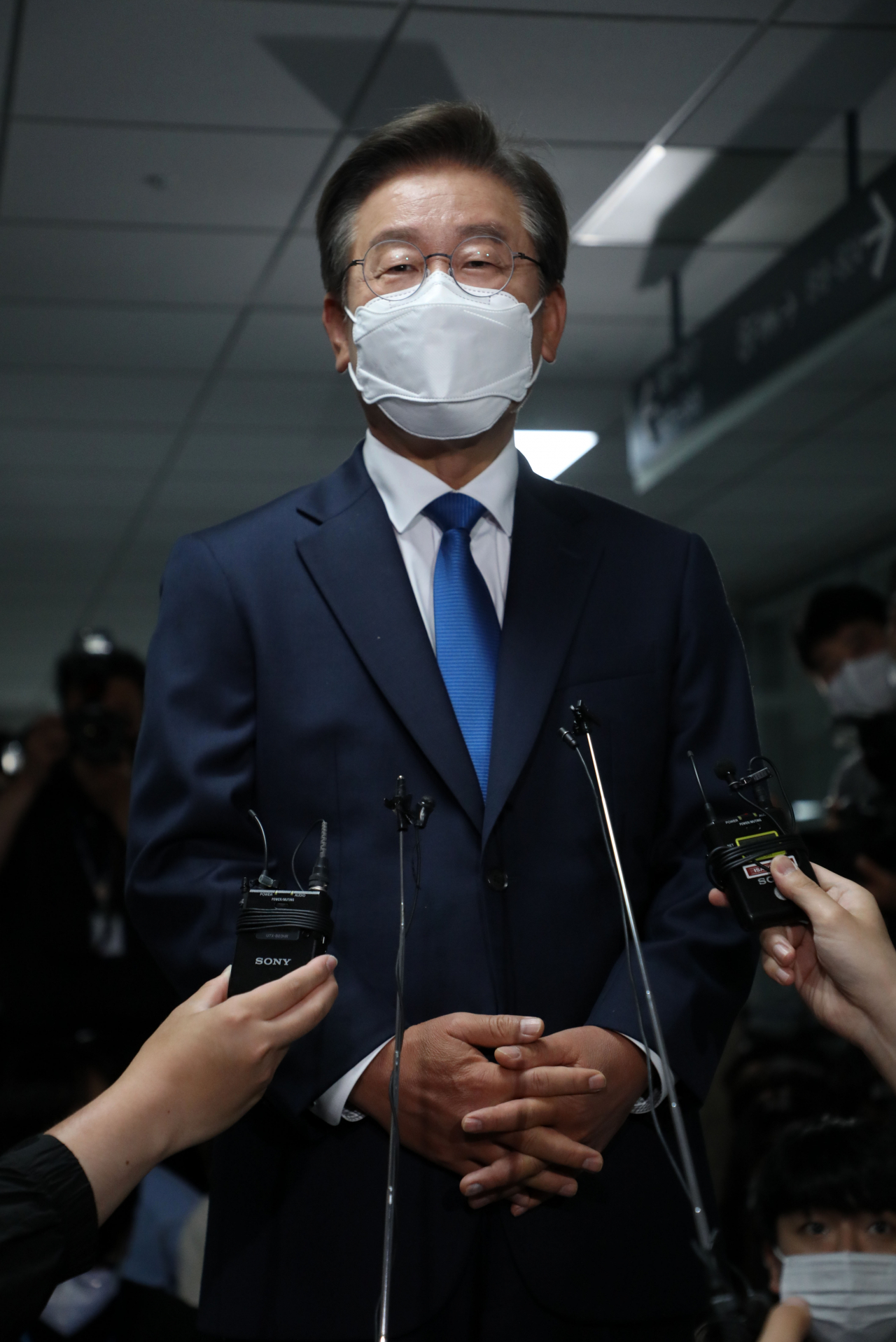 이재명 더불어민주당 국회의원이 지난 7일 오전 서울 여의도 국회 의원회관 내 의원실로 첫 등원을 하며 취재진 질문에 답변하고 있다. 이상섭 기자