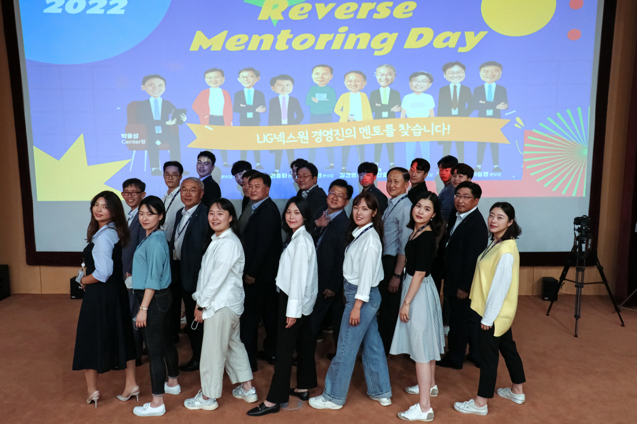 지난달 LIG넥스원 판교R&D센터에서 개최된 ‘리버스 멘토링 데이(Reverse Mentoring Day)’에서 MZ세대 사원들과 주요 임원들이 기념사진을 촬영하고 있다. 참가자들은 3개월 동안 VR체험, 핫플레이스, 실내 스카이다이빙, 패러글라이딩 등 다양한 체험 프로그램에 참여하여 서로에 대한 공감대를 넓혀 나갈 예정이다. [LIG넥스원 제공]
