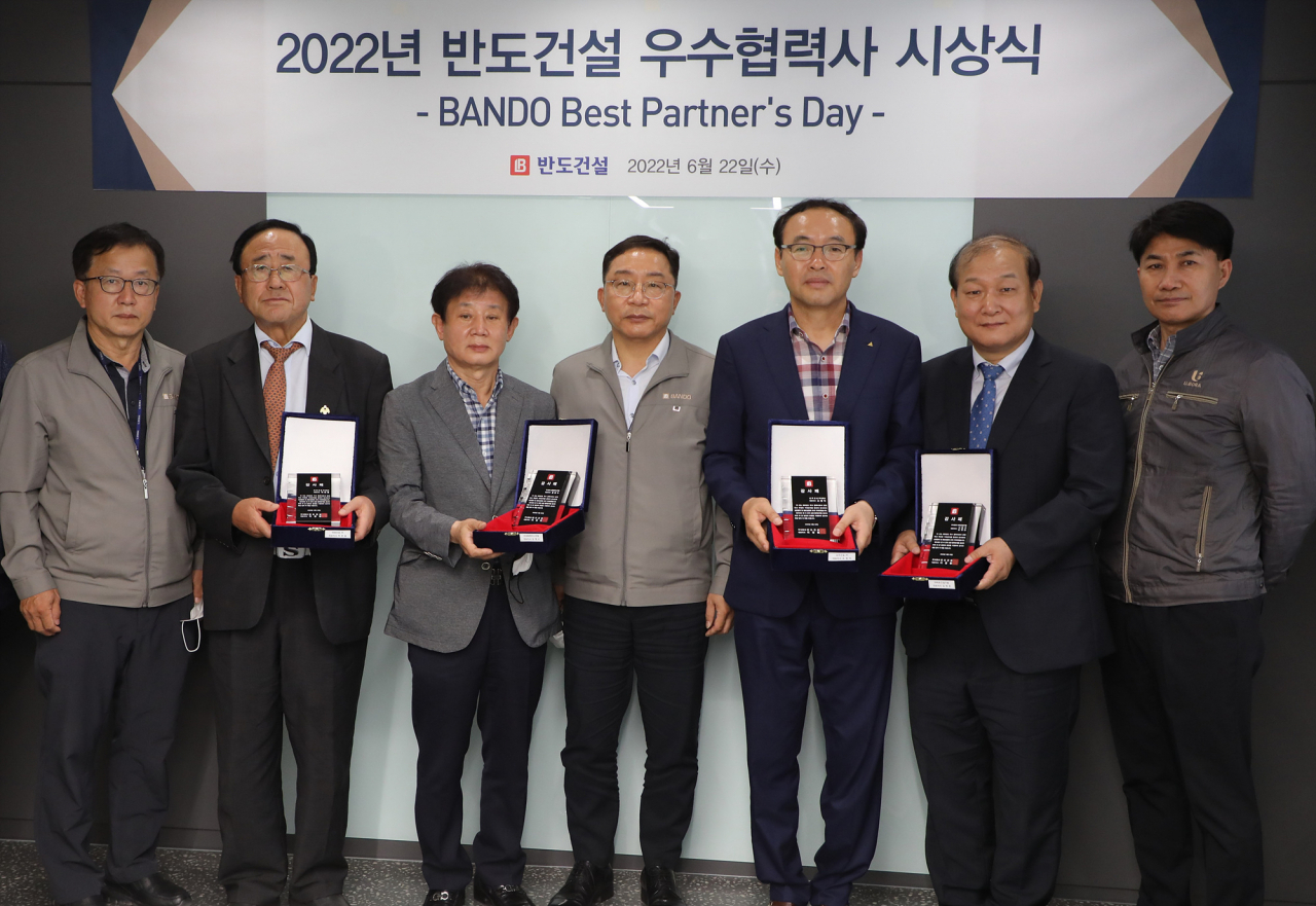 반도건설은 지난 22일 서울 강남구 역삼동 본사에서 2022년 상반기 우수 협력사에 감사패와 기념품을 전달했다. 왼쪽부터 반도건설 김홍유 전무, 태영건업 박판용 대표, 금탑엔지니어링 노재강 부사장, 반도건설 이정렬 시공부문 대표, 성주건설 조영덕 대표, 바로건설기술 김영춘 대표, 반도건설 백귀석 상무. [반도건설 제공]