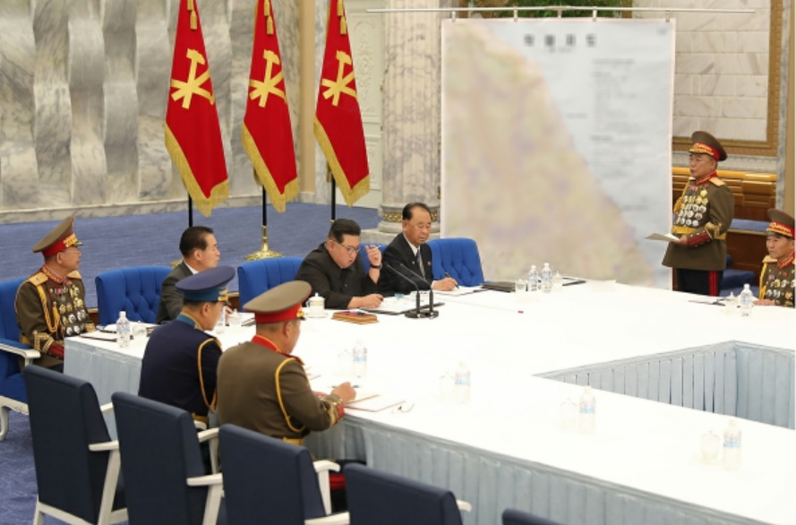 북한 노동당 기관지 노동신문은 23일 김정은 국무위원장이 참석한 가운데 전날 당 중앙군사위원회 확대회의 2일차 회의가 진행됐다고 보도했다. 신문은 리태섭 인민군 총참모장이 경북 포항까지 포함된 동해안 일대 작전지도를 걸어놓고 설명하는 장면을 공개하기도 했다. [평양 노동신문=뉴스1]