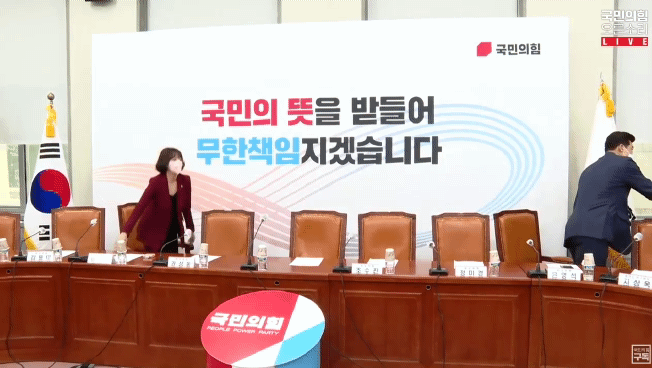 이준석 국민의힘 대표가 23일 당 최고위원회의에 참석하면서 배현진 최고위원의 악수 요청을 거부하고 있다. [오른소리]