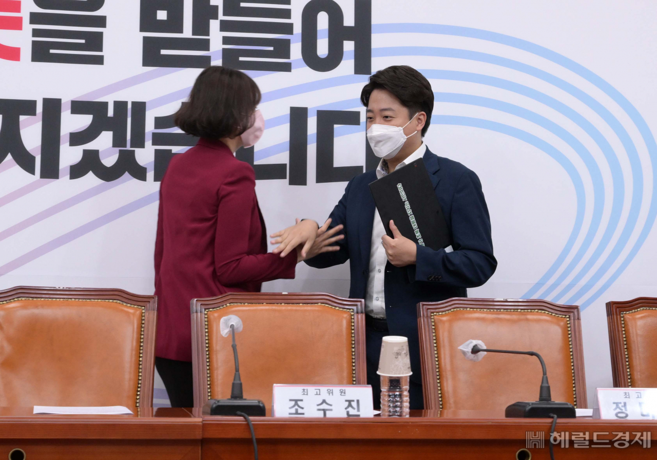 23일 서울 여의도 국회에서 열린 국민의힘 최고위원회의에서 이준석 대표가 회의장으로 들어오면서 배현진 최고위원의 악수를 거부하고 있다. 이상섭 기자