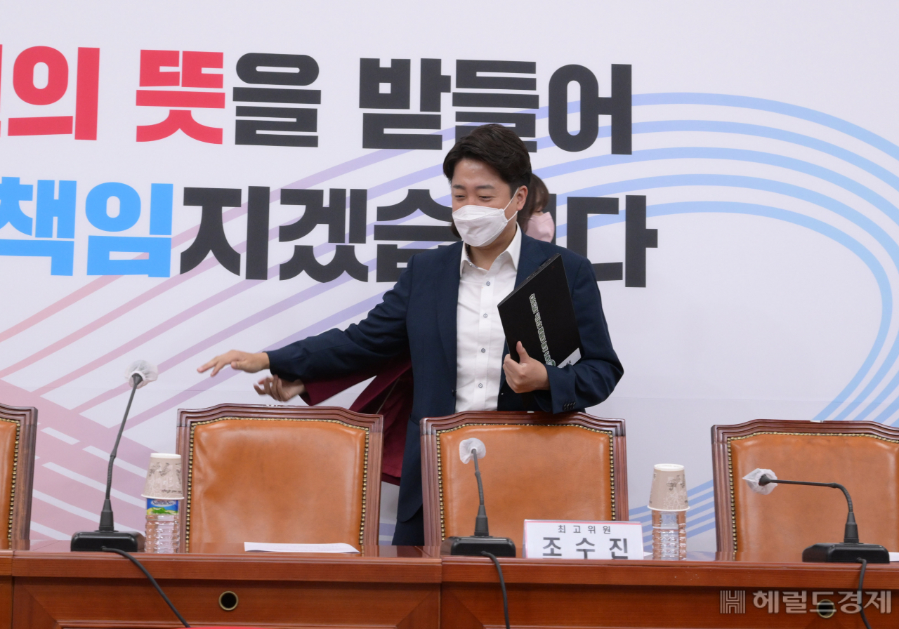 23일 서울 여의도 국회에서 열린 국민의힘 최고위원회의에서 이준석 대표가 회의장으로 들어오면서 배현진 최고위원의 악수를 거부하고 있다. 이상섭 기자