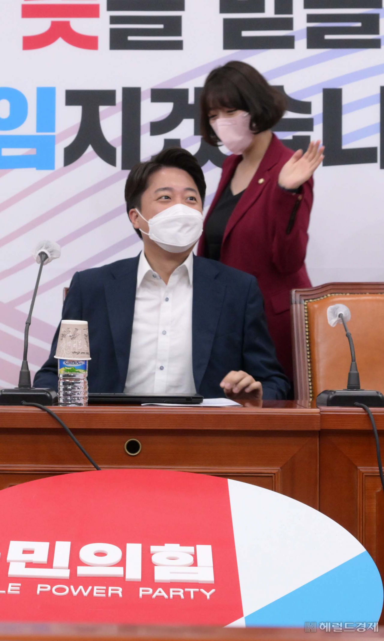 23일 서울 여의도 국회에서 열린 국민의힘 최고위원회의에서 배현진 최고위원이 악수를 거부한 이준석 대표의 어깨를 치고 있다. 이상섭 기자
