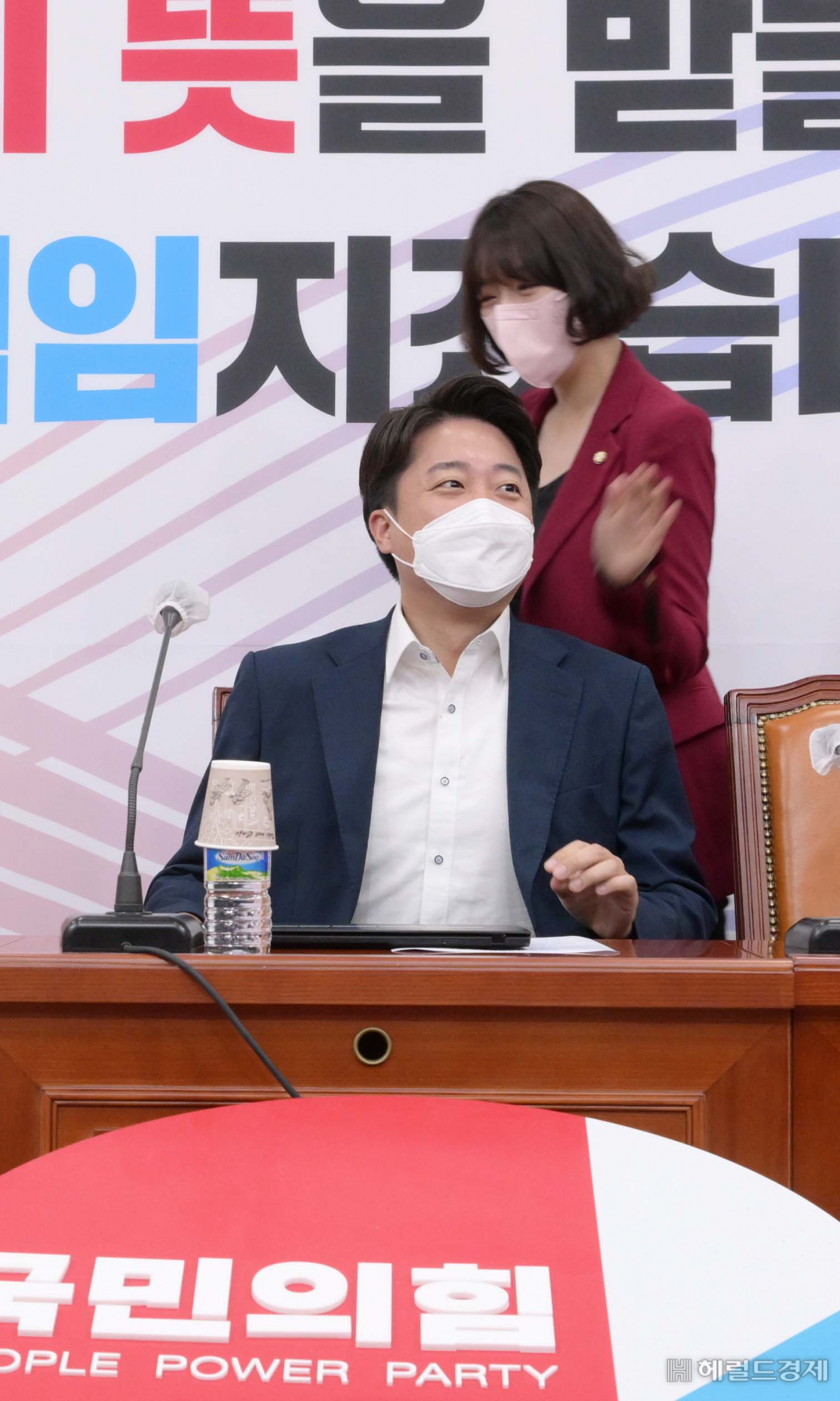 23일 서울 여의도 국회에서 열린 국민의힘 최고위원회의에서 배현진 최고위원이 악수를 거부한 이준석 대표의 어깨를 치고 있다. 이상섭 기자