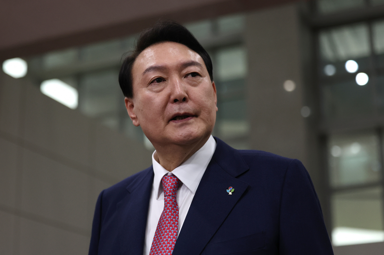 윤석열 대통령이 23일 오전 서울 용산 대통령실 청사로 출근하며 취재진의 질문에 답하고 있다. [연합]