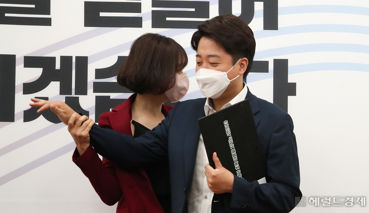 국민의힘 이준석 대표와 배현진 최고위원이 23일 서울 여의도 국회에서 열린 국민의힘 최고위원회의에서 인사를 나누고 있다. 이상섭 기자