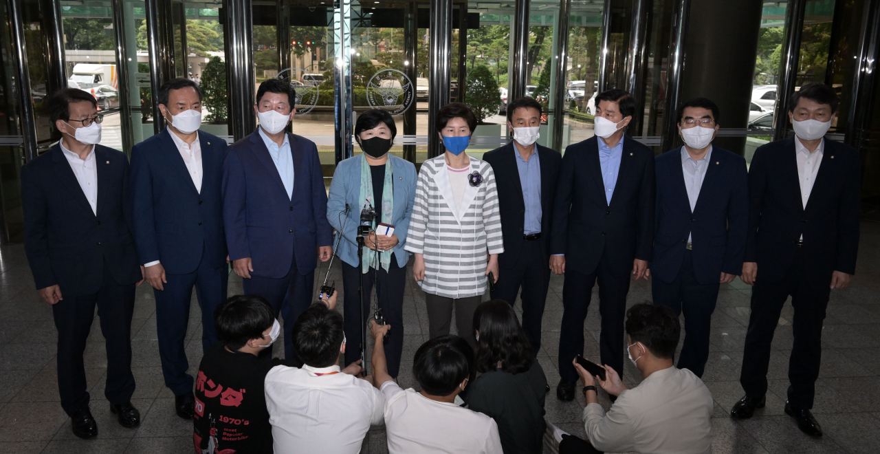 제21대 국회 상반기 행정안전위원장을 맡았던 서영교 더불어민주당 의원과 같은 당의 전반기 행안위 소속 의원들이 23일 오전 서울 서대문구 경찰청을 찾아 윤석열 정부의 경찰 통제 규탄과 경찰의 중립성을 촉구하며 입장을 말하고 있다. [연합]