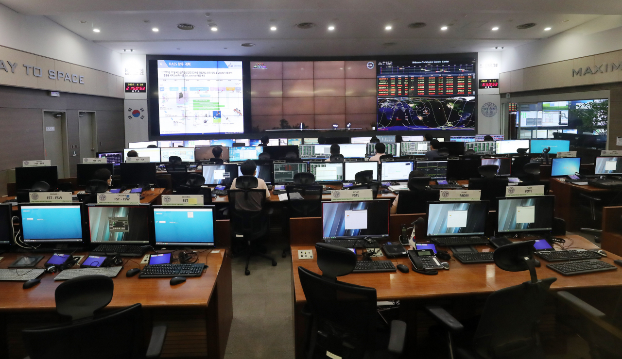 Researchers and officials watch the launch of the Korea Augmentation Satellite System (KASS), the country's first satellite-based augmentation system, at the Korea Aerospace Research Institute in the central city of Daejeon on Thursday. The launch took place at a space center in Kourou, French Guiana. (Yonhap)
