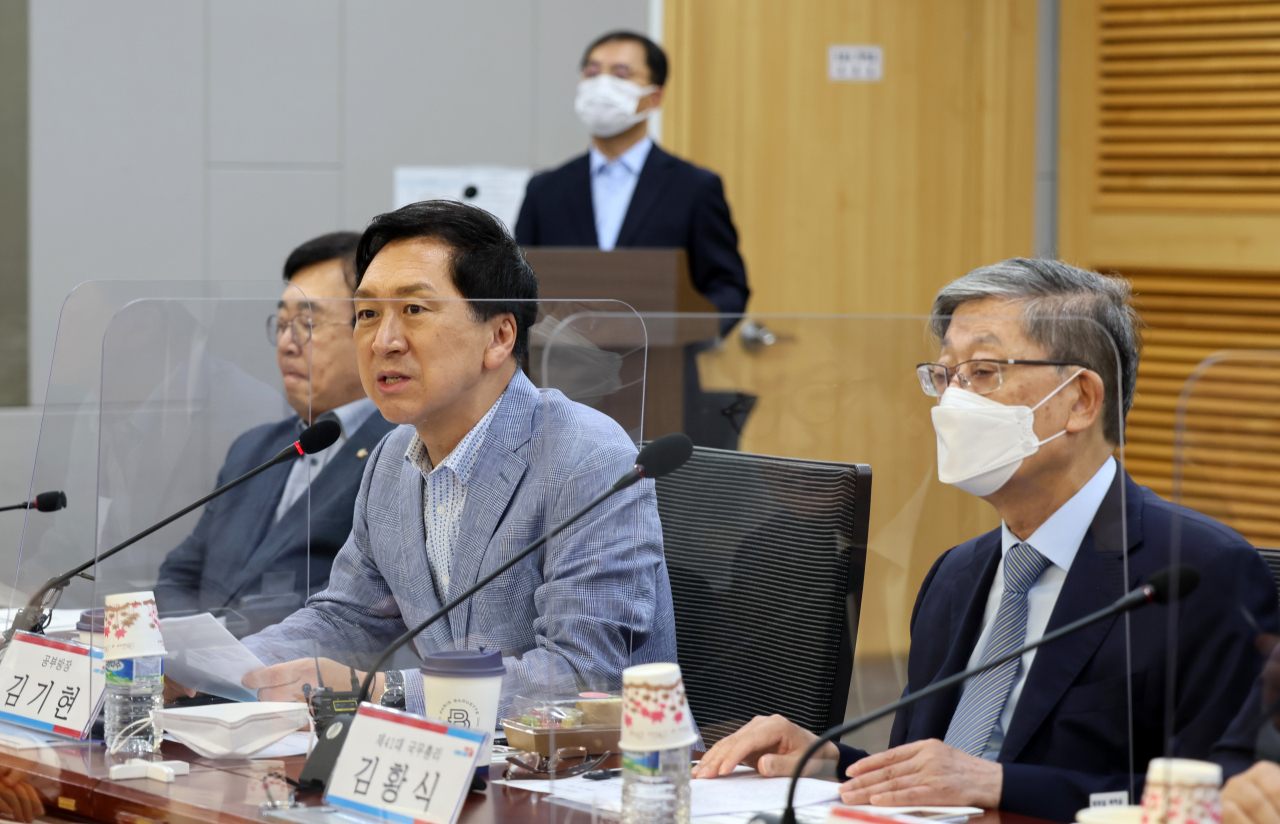 김기현 국민의힘 의원이 지난 22일 국회에서 열린 '혁신 24 새로운 미래' 포럼에서 인사말을 하고 있다. '혁신 24 새로운 미래'는 김기현 의원이 구성한 국민의힘 의원들의 공부 모임으로 이날은 김황식 전 국무총리를 초청해 '시대의 과제, 사회통합과 정치 선진화'를 주제로 강연을 들었다. [이상섭 기자]