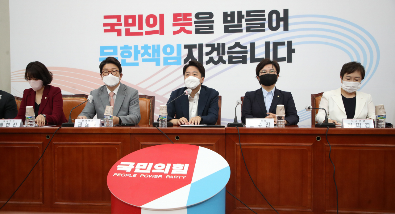 이준석 국민의힘 대표가 23일 오전 국회에서 열린 최고위원회의에서 발언하고 있다. [연합]