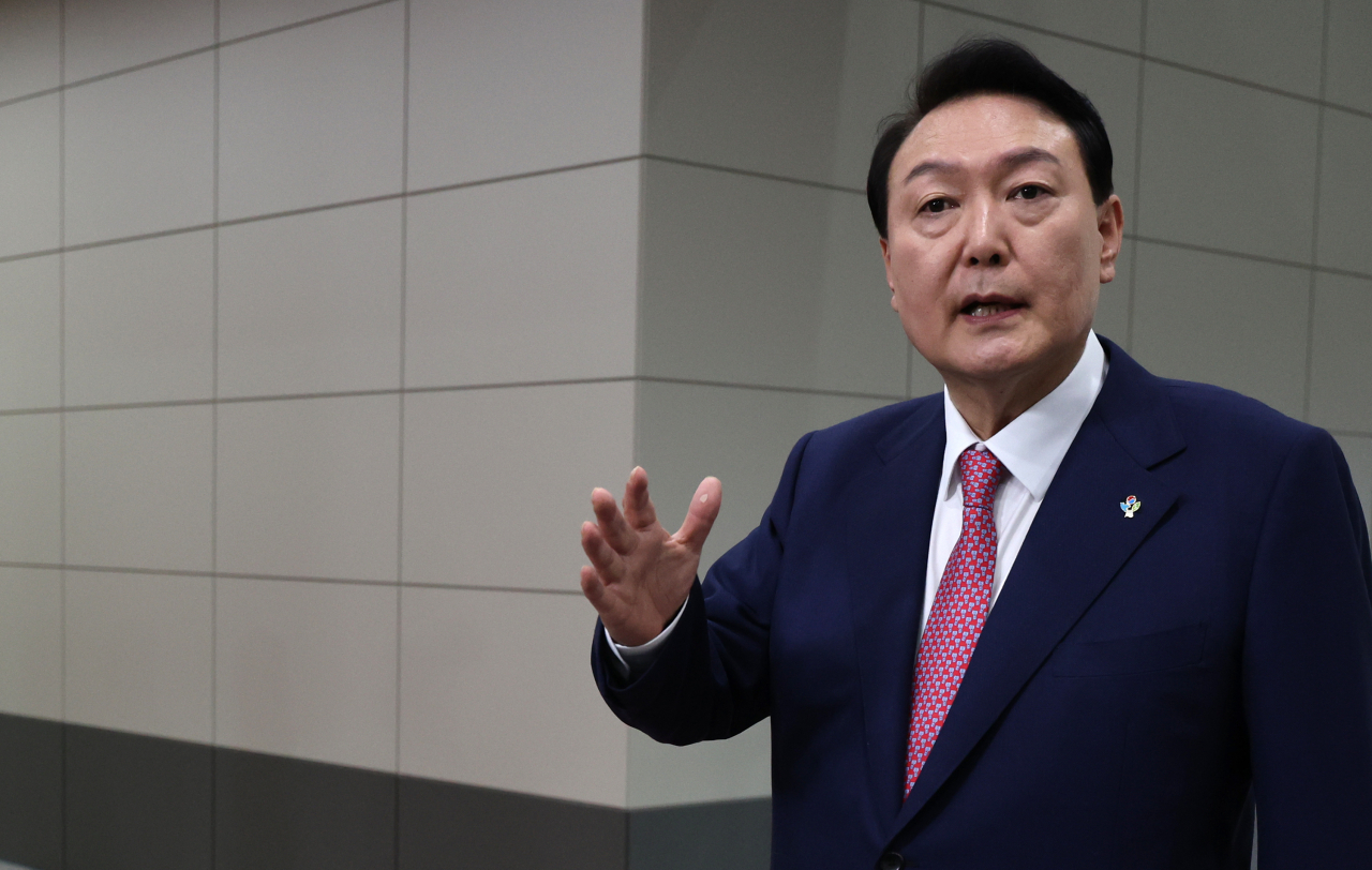 윤석열 대통령이 23일 오전 서울 용산 대통령실 청사로 출근하며 취재진의 질문에 답하고 있다. [연합]