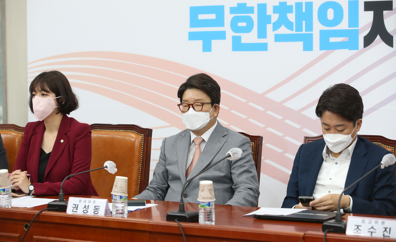 이준석 국민의힘 대표와 권성동 원내대표, 배현진 최고위원이 23일 오전 서울 여의도 국회에서 열린 최고위원회의에 참석해 자리에 앉아 있다. [연합]