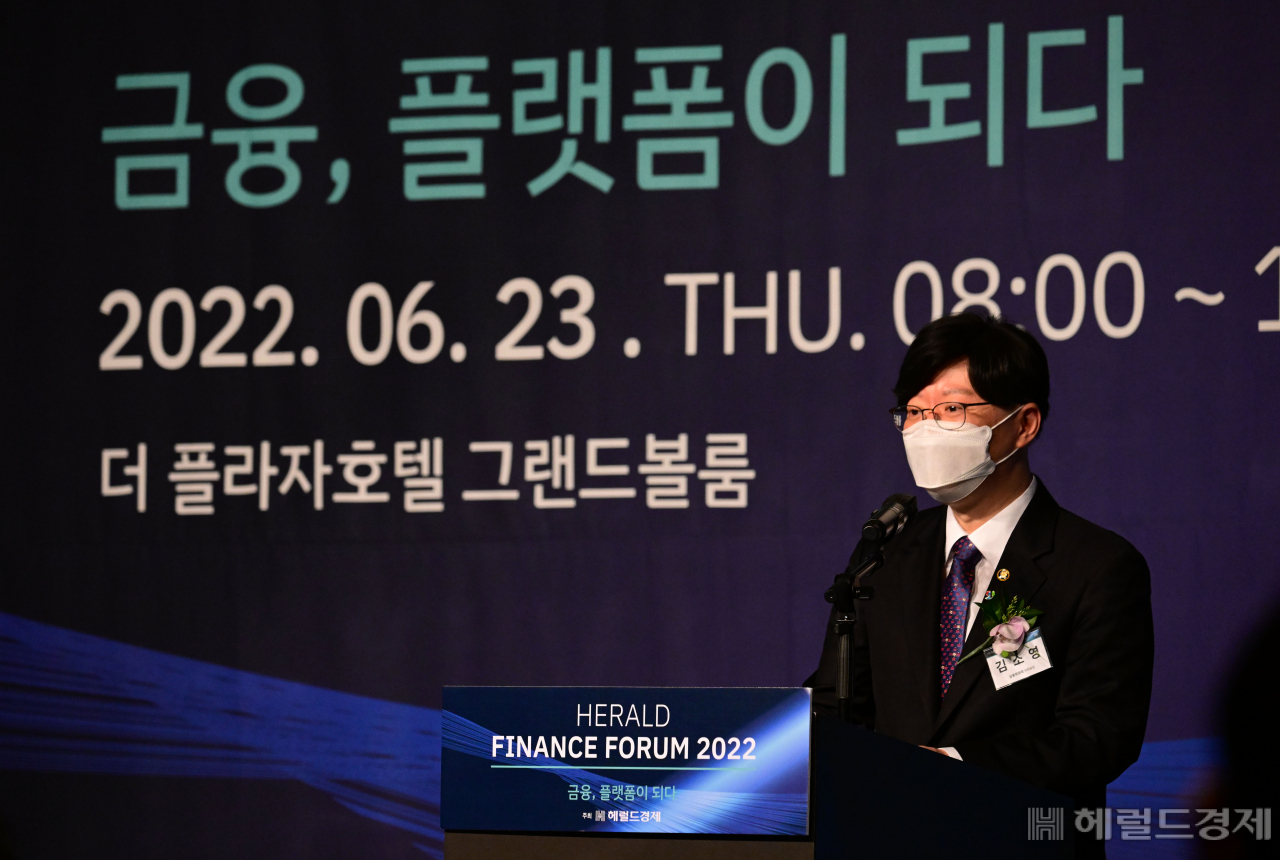 [사진='헤럴드금융포럼 2022' 가 23일 오전 서울 중구 소공동 더플라자호텔 그랜드볼룸에서 '금융, 플랫폼이 되다'를 주제로 열린 가운데 김소영 금융위원회 부위원장이 축사를 하고 있다. 박해묵 기자]